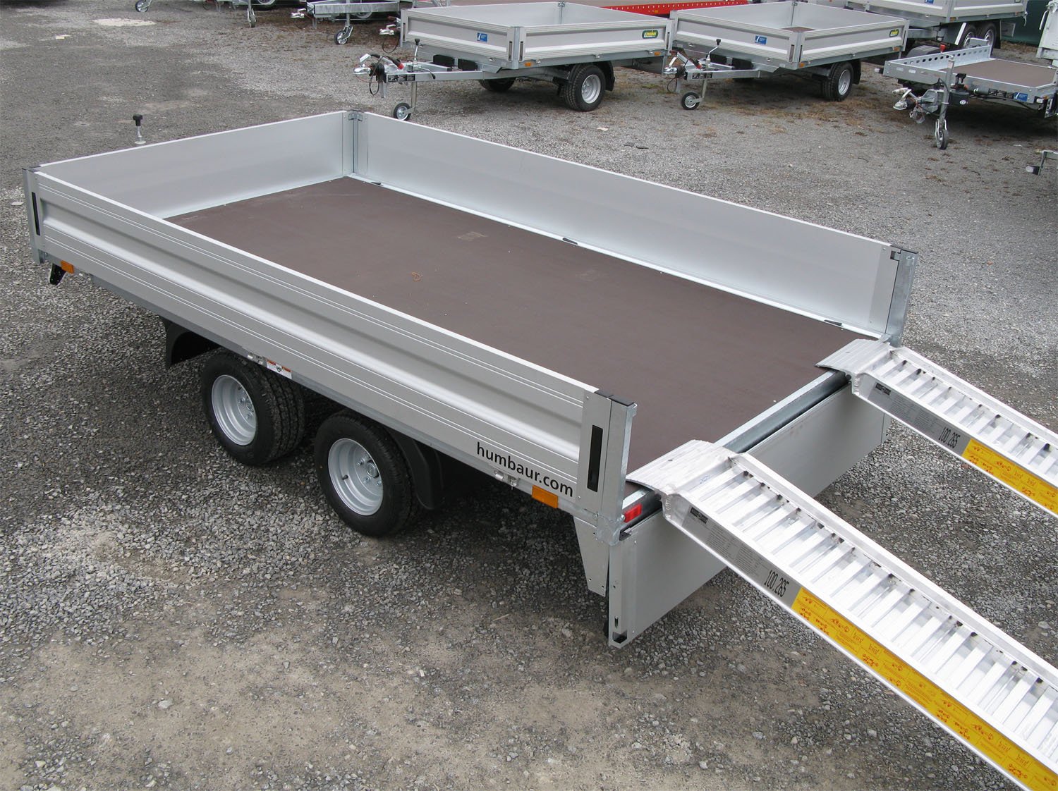 Humbaur HN253118 – Anhänger mit Alu-Auffahrrampen und 10 Anbindebügeln