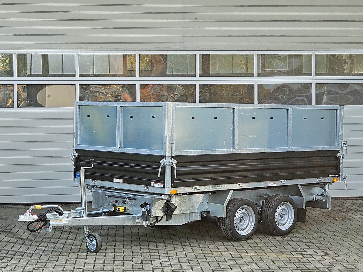 Humbaur HTK 3000.31 Stahl-Kippanhänger mit E-Pumpe und Aufsatz 600 mm