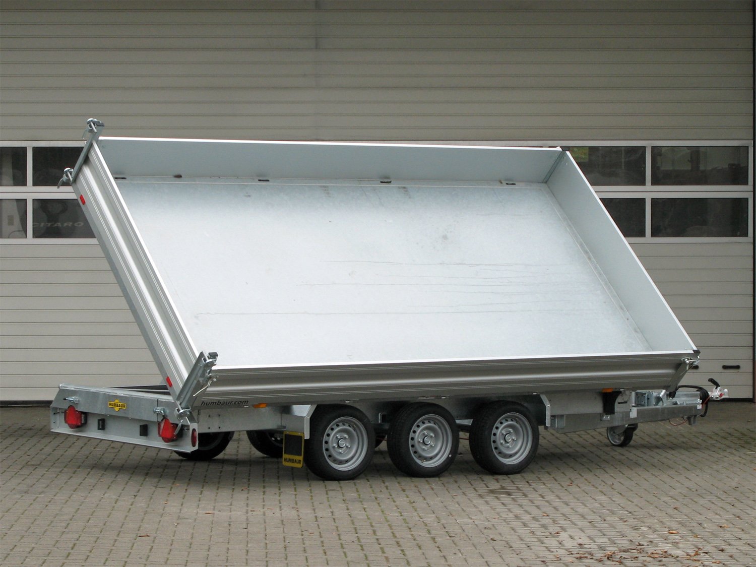 Humbaur HTK 3500.41 Tridem-Kippanhänger aus Alu mit elektrischer Pumpe