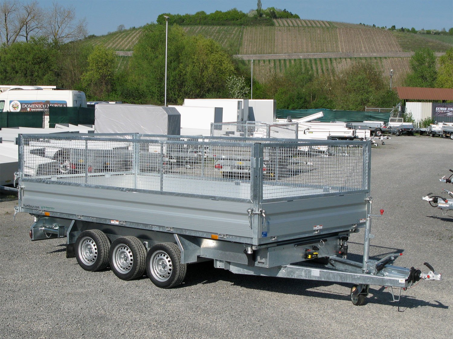 Humbaur HTK 3500.41 Tridem-Kippanhänger aus Alu mit Gitteraufsatz 600 mm